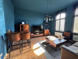 a living room with a table and a couch at Ferienwohnung "Charlotte" nahe der Elbe mit kostenlosem Parkplatz vor der Tür in Magdeburg