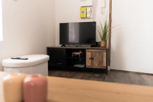 TV a/nebo společenská místnost v ubytování Yassam- 003- RDC