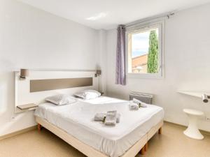 a bedroom with a large white bed with a window at Vacancéole - Les Demeures Torrellanes - Saint-Cyprien in Saint-Cyprien +40 photos