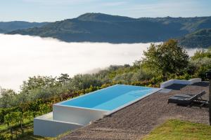 una piscina sul lato di una casa con una montagna di Casa mille olivi 2 a Buzet (Pinguente)