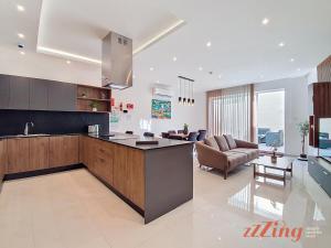 Η κουζίνα ή μικρή κουζίνα στο Rooftop Oasis with Plunge Pool & BBQ