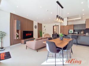 Η κουζίνα ή μικρή κουζίνα στο Rooftop Oasis with Plunge Pool & BBQ