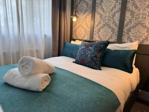 Un dormitorio con una cama con una toalla encima. en Regency House, en Cambridge