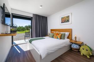 una camera da letto con un letto grande e una televisione di Casa mille olivi 2 a Buzet (Pinguente)