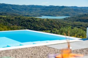 una vista sulla piscina da una villa di Casa mille olivi 2 a Buzet (Pinguente)