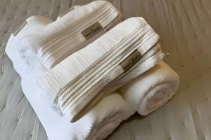 a white towel with two towels on top of it at Pomer House in Pomerode +165 photos