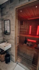 un baño con lavabo y espejo en Sjiek Basiliek, en Oudenbosch 34 fotos más