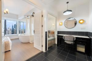 Ένα μπάνιο στο Lsles Designer River View B&B