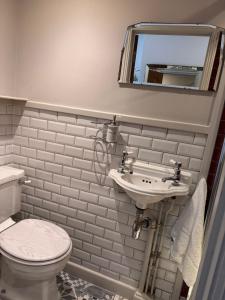 ein Badezimmer mit Toilette und Waschbecken in der Unterkunft Regency Guest House in Cambridge
