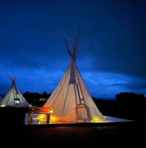 Fotografie z fotogalerie ubytování Serenity Meets Style: Original Tipi Glamping in Fort Washakie, WY v destinaci Milford