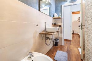 une salle de bain avec un lavabo et un miroir dans l'établissement Soffio del Lago, à Pusiano 40 autres photos