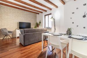 un salon avec un canapé et une table dans l'établissement Soffio del Lago, à Pusiano