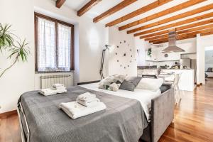 une chambre avec un grand lit et une cuisine dans l'établissement Soffio del Lago, à Pusiano