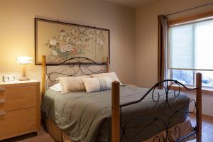 a bedroom with a bed and a painting on the wall at River Scene 30 Night Minimum in White Salmon