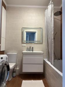 Et badeværelse på Riviera Apartments