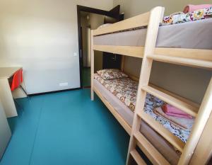 タリンにあるTallinn Airport Stayの二段ベッドが2つあり、床が青い二段ベッドルーム +15枚の写真