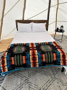 Postel nebo postele na pokoji v ubytování Serenity Meets Style: Original Tipi Glamping in Fort Washakie, WY