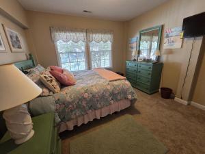 En eller flere senge i et værelse på Island Jewel