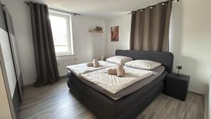 Postel nebo postele na pokoji v ubytování FeWo in Holzminden-Zentrum
