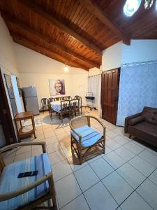 ラ・セレナにあるCómoda casa a pasos de la playaのソファと椅子とテーブルのあるリビングルーム