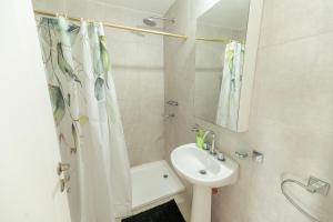 Koupelna v ubytování Punto panorámico, piso 22 con cochera