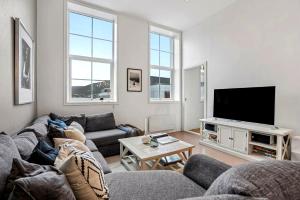 Μια τηλεόραση ή/και κέντρο ψυχαγωγίας στο Charming Retro-Modern Apartment in Centrum North