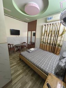 Ένα ή περισσότερα κρεβάτια σε δωμάτιο στο KHÁCH SẠN BÌNH DÂNn