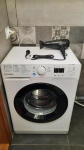 a knife and spatula sitting on top of a washing machine at Двокімнатна квартира з кондиционером документи на відрядження in Poltava