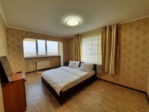 a hotel room with a bed and a window at Двокімнатна квартира з кондиционером документи на відрядження in Poltava
