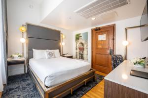 een hotelkamer met een bed en een bureau bij Hotel Gibbs Downtown Riverwalk in San Antonio +41 foto's