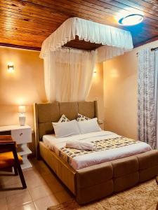 基苏木Cozy Studio-Garden Pool Restaurant, 5 mins to CBD的一间卧室，里面有一张带帷幔的床