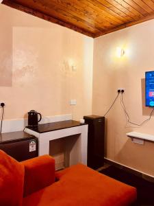 基苏木Cozy Studio-Garden Pool Restaurant, 5 mins to CBD的一间带沙发和电脑的桌子的房间