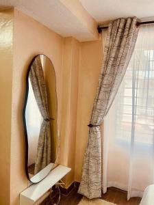 基苏木Cozy Studio-Garden Pool Restaurant, 5 mins to CBD的一面靠窗的墙上的镜子 更多12张照片