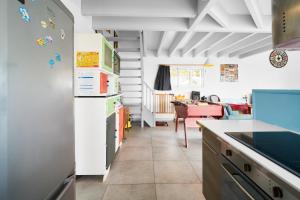 Il comprend une cuisine équipée d'un réfrigérateur et une salle à manger. dans l'établissement Loft piscine chauffée et couverte, à Sauvignac