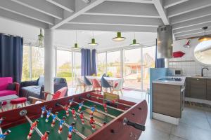 un salon avec une table de billard dans l'établissement Loft piscine chauffée et couverte, à Sauvignac