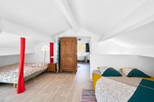 une chambre avec deux lits et une salle de bain dans l'établissement Loft piscine chauffée et couverte, à Sauvignac 30 autres photos