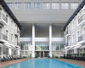 an image of the courtyard of an apartment building with a swimming pool at Quartier Puerto Urbano in Buenos Aires