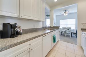 Kuchyň nebo kuchyňský kout v ubytování 4 Mi to Beaches Luxe Coastal Resort Condo