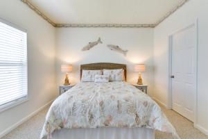 Postel nebo postele na pokoji v ubytování 4 Mi to Beaches Luxe Coastal Resort Condo