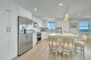 Kuchyň nebo kuchyňský kout v ubytování Stylish Three-Bedroom Oceanfront Apartment with Private Balcony