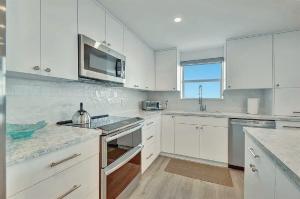 Kuchyň nebo kuchyňský kout v ubytování Stylish Three-Bedroom Oceanfront Apartment with Private Balcony + 24 fotografií