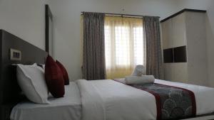 奇克马格尔Shrivari Homestay的一间带大床的卧室，带窗户 更多15张照片