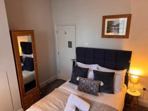 Postel nebo postele na pokoji v ubytování Regency House