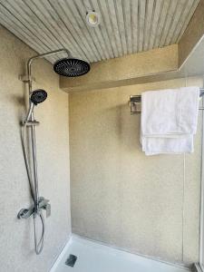 Ένα μπάνιο στο Boat Camping