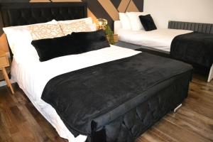 En eller flere senge i et værelse på 1 Bed Apartment - 3 Guests - Free parking- Kids welcome + 9 billeder