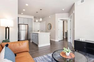 een woonkamer met een bank en een tafel bij Modern living at The Carter in Glenwood Springs