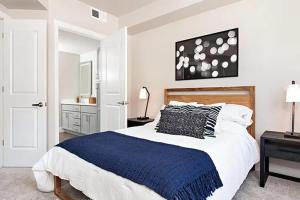 een slaapkamer met een groot bed met een blauwe deken bij Modern living at The Carter in Glenwood Springs