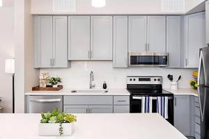 een witte keuken met witte kasten en een spoelbak bij Modern living at The Carter in Glenwood Springs