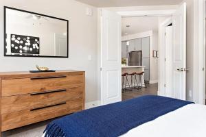 een slaapkamer met een bed, een dressoir en een keuken bij Modern living at The Carter in Glenwood Springs