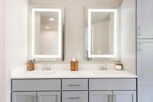 een badkamer met twee wastafels en twee spiegels bij Modern living at The Carter in Glenwood Springs